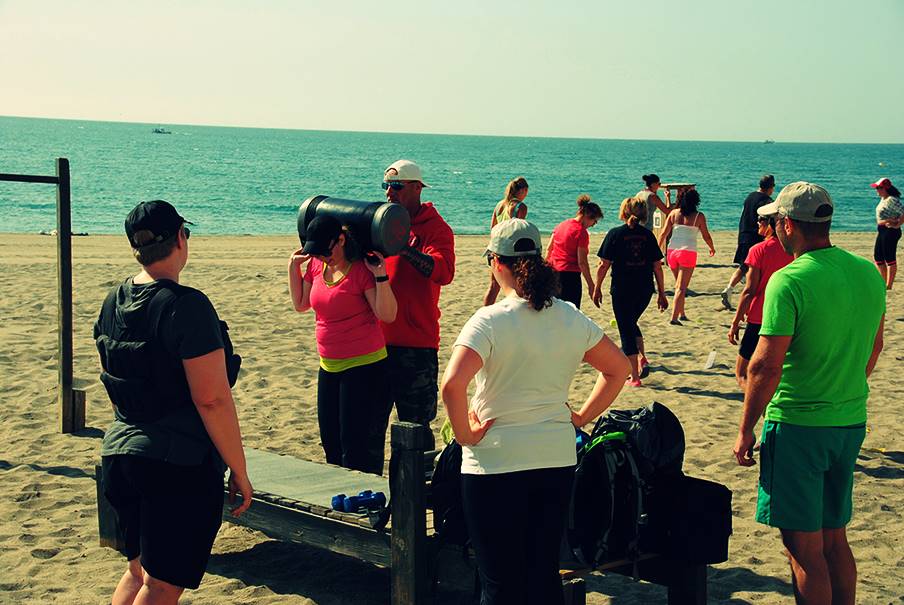 Abnehm Urlaub | Abnehmurlaub im Fitnessbootcamp in Marbella | Das Bild zeigt mehrere Personen am Strand bei Ihrem Workout